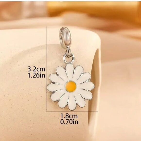 x1 Silver Gray Yellow Spring Daisy Flower Pendant New - Picture 2 of 2